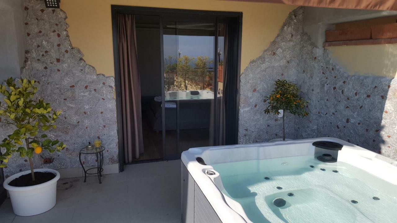 شقة Maison De Charme Taormina With Private Jacuzzi المظهر الخارجي الصورة